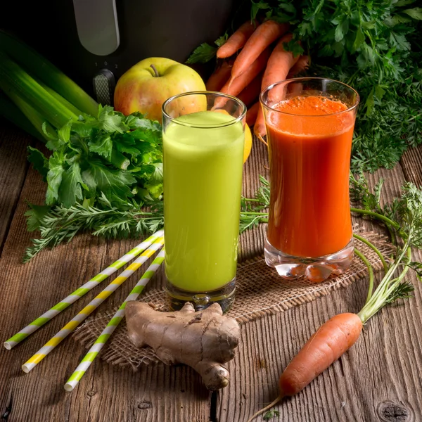 Jugos de verduras recién exprimidos Fotos De Stock