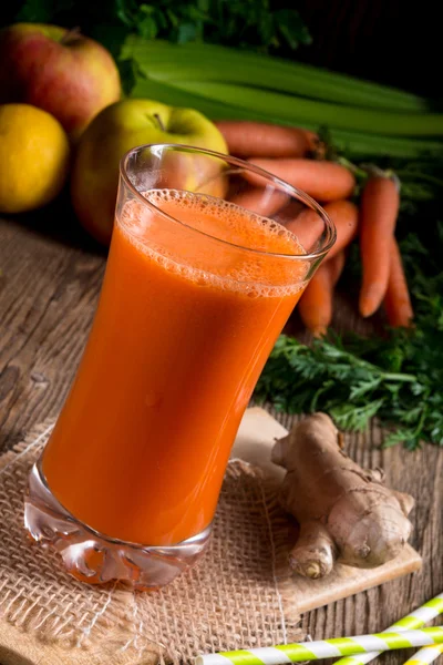 Suco de cenoura espremido na hora — Fotografia de Stock