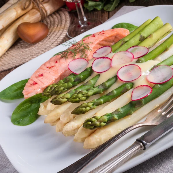 Asperges grillées au saumon — Photo