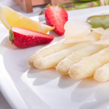 kuşkonmaz bir iyi hollandaise sos ile