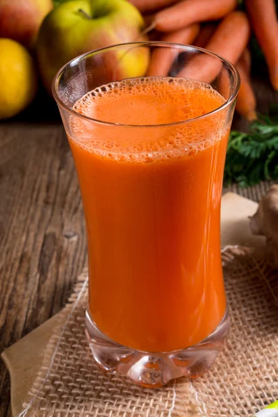 Свежевыжатый морковный сок — стоковое фото