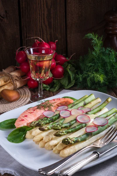 Gegrilde asperges met zalm — Stockfoto