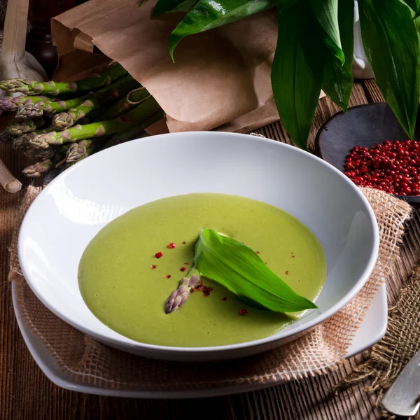 Ramsons sopa de espargos — Fotografia de Stock