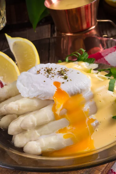 Asparagus served with a fine hollandaise sauce — Stock Photo, Image