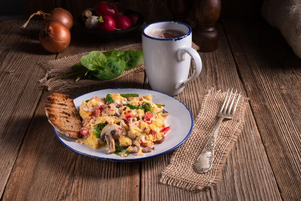 Ovos mexidos com legumes — Fotografia de Stock