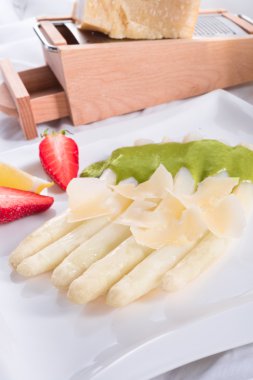 Yeşil soslu beyaz kuşkonmaz