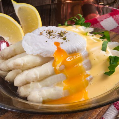 kuşkonmaz bir iyi hollandaise sos ile
