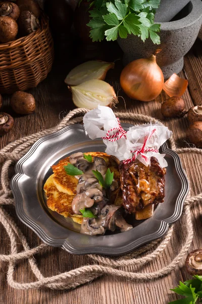 감자 팬케이크와 구운된 갈비 — 스톡 사진