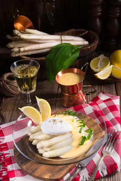 White asparagus served with sauce — Stock Photo, Image