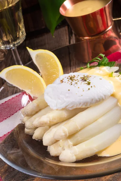 Asperges geserveerd met een fijne hollandaise saus — Stockfoto