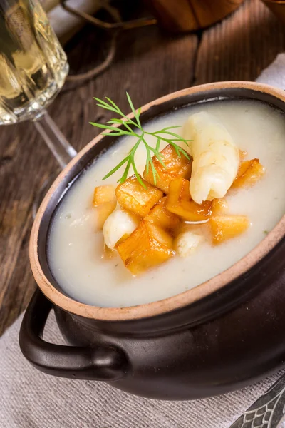 Sopa de espargos com cubos de maçã — Fotografia de Stock