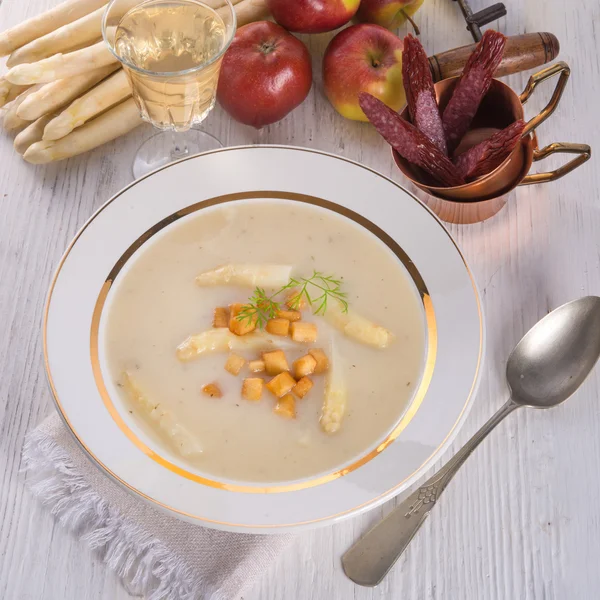 Spargelsuppe mit Apfelwürfeln — Stockfoto