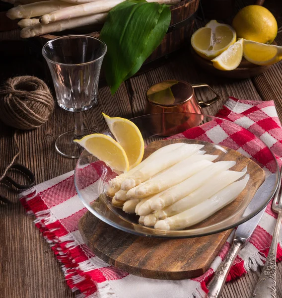 Asparagi bianchi serviti con salsa — Foto Stock