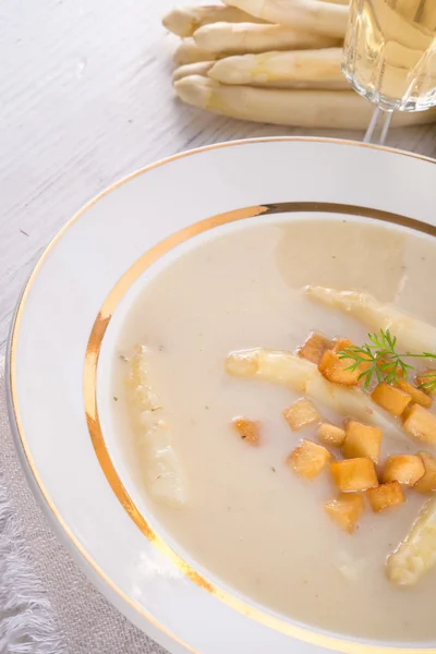 Spargelsuppe mit Apfelwürfeln — Stockfoto