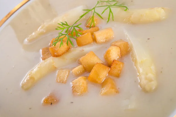 Sopa de espárragos con cubos de manzana —  Fotos de Stock