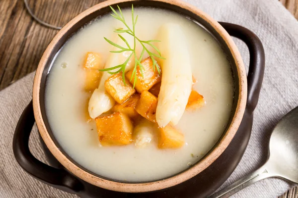 Soupe aux asperges aux cubes de pommes — Photo