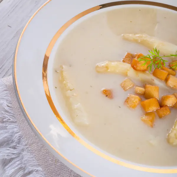 Soupe aux asperges aux cubes de pommes — Photo