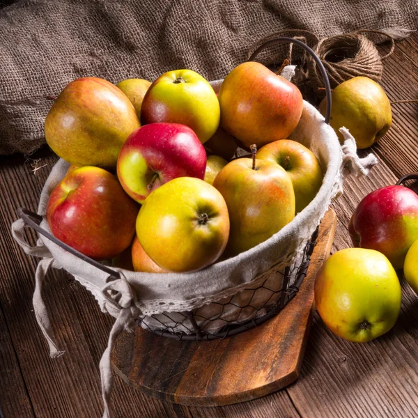 Fresh autumn apples in the basket — Stock Photo, Image