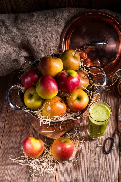 Fresh autumn apples in the basket — Stock Photo, Image