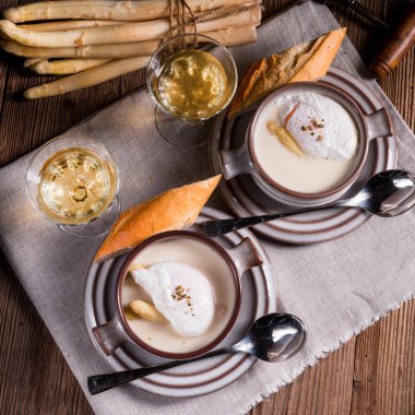 Haşlanmış yumurta ile kuşkonmaz çorbası