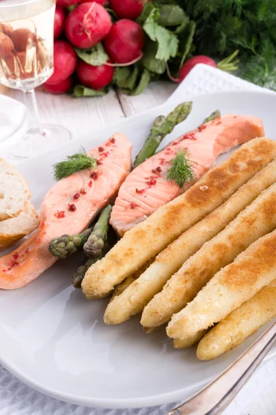 Geroosterde asperges met zalmfilet — Stockfoto