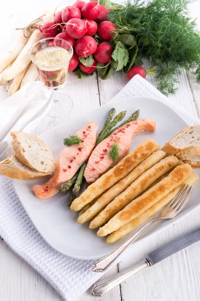 Espárragos asados con filete de salmón — Foto de Stock