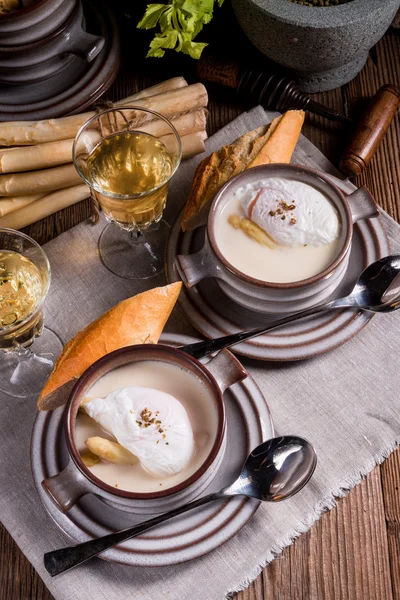 Soupe aux asperges avec oeuf poché — Photo