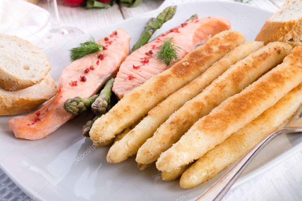 Roasted asparagus with salmon fillet