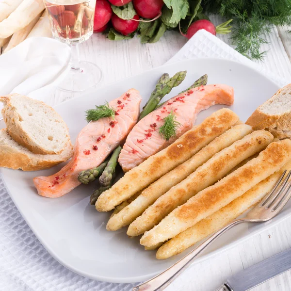 Roasted asparagus with salmon — Stock Photo, Image