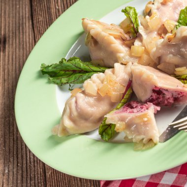 Pikantny pierogi lub Pierogi z buraczków i napełniania ser