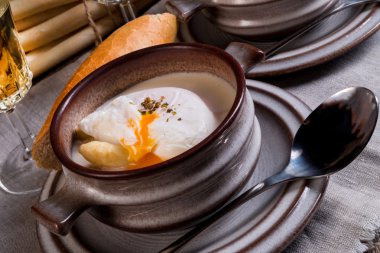 Haşlanmış yumurta ile kuşkonmaz çorbası