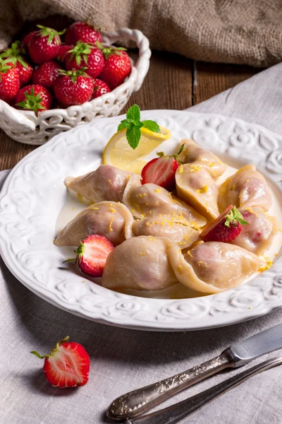 Läckra dumplings med jordgubbar — Stockfoto