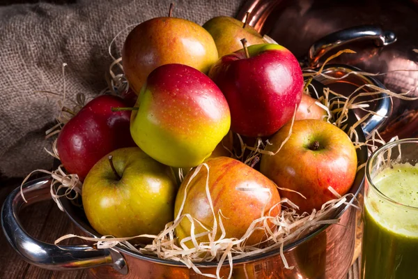Čerstvá podzimní jablka — Stock fotografie