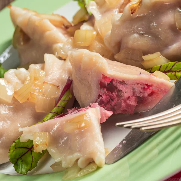 Dumplings with Beetroot and cheese filling — Stock Photo, Image