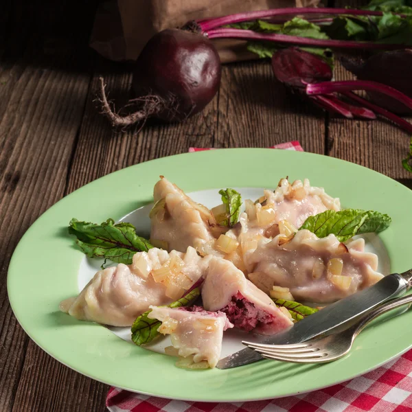 Knödel mit Rote Bete und Käsefüllung — Stockfoto