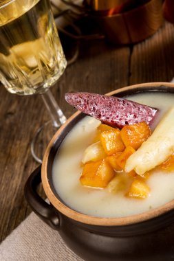 Apple küpleri ile kuşkonmaz çorbası