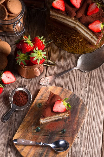 Lekkere Tiramisu met aardbeien — Stockfoto