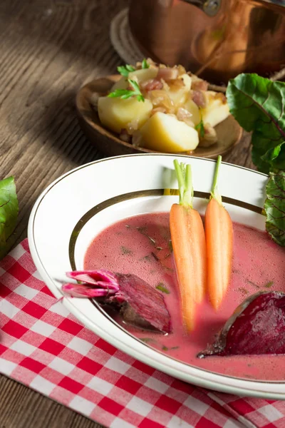 Botwinka - Sopa de folhas de beterraba jovens — Fotografia de Stock