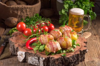 İçinde jambon sarılı fırında patates