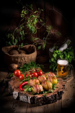 İçinde jambon sarılı fırında patates