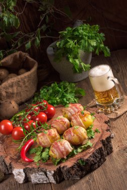 İçinde jambon sarılı fırında patates