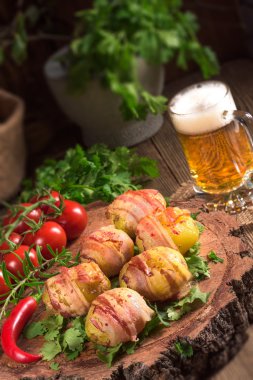 İçinde jambon sarılı fırında patates