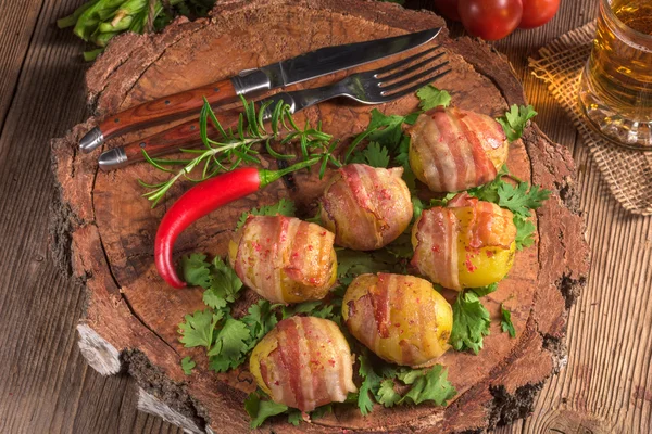 Patatas al horno envueltas en jamón —  Fotos de Stock