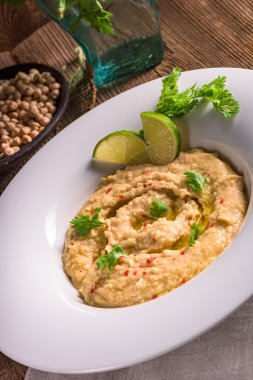 Taze yapılmış humus