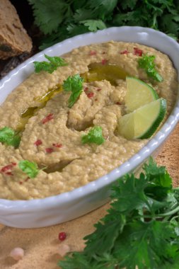 Taze yapılmış humus