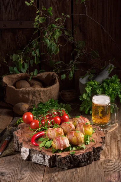 Pečené brambory zabalené v šunce — Stock fotografie