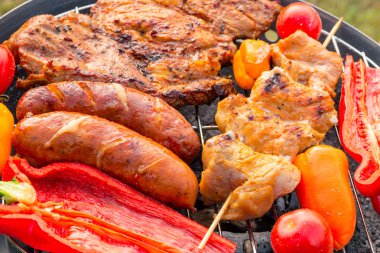 ızgara sosis açık havada