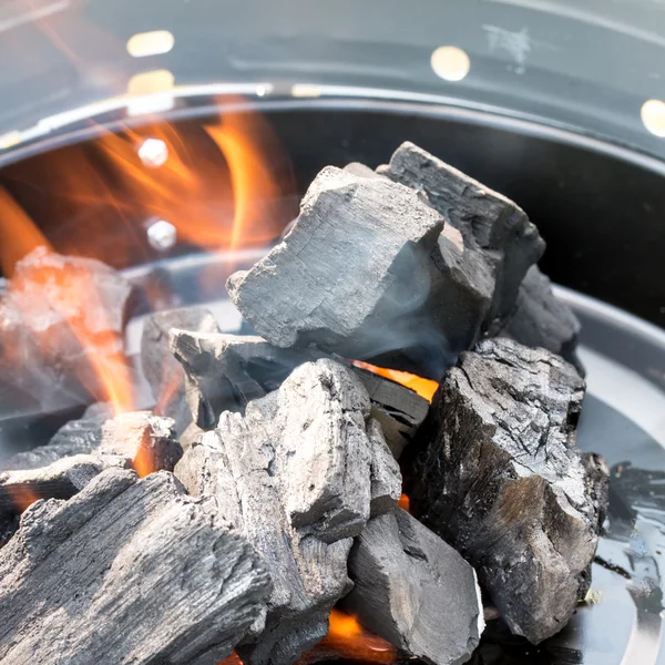 Спалювання вугілля на мангалі — стокове фото