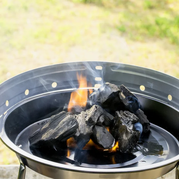 Houtskool branden mangal — Stockfoto