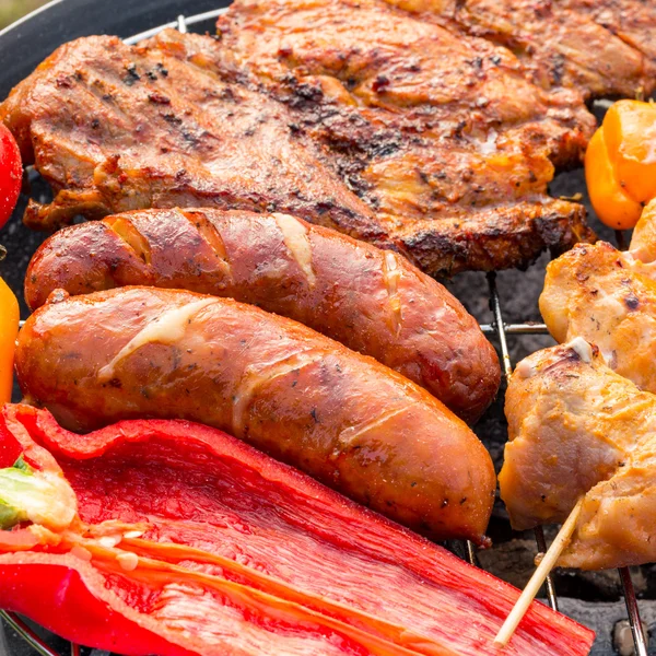 Gegrilde worstjes buitenshuis — Stockfoto